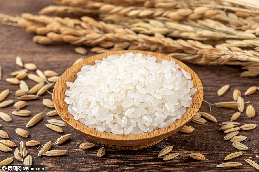 木桌上的白色大米稻谷粮食日