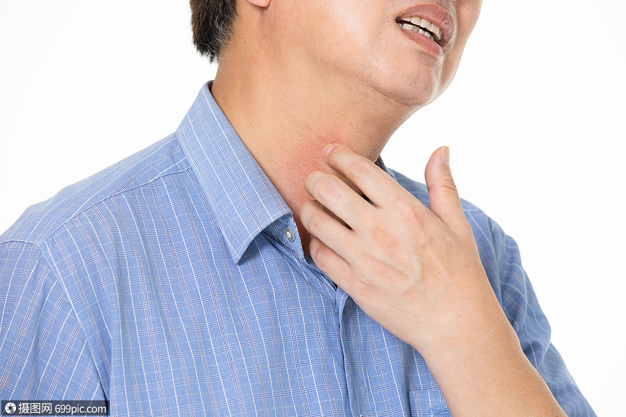 中年男人嗓子疼