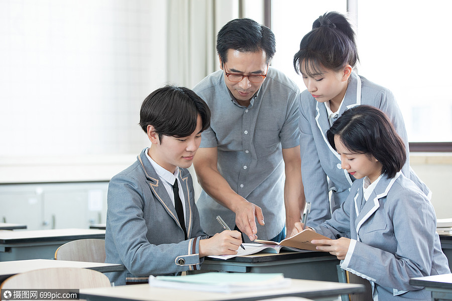 学生和老师一起讨论课堂作业校园学校