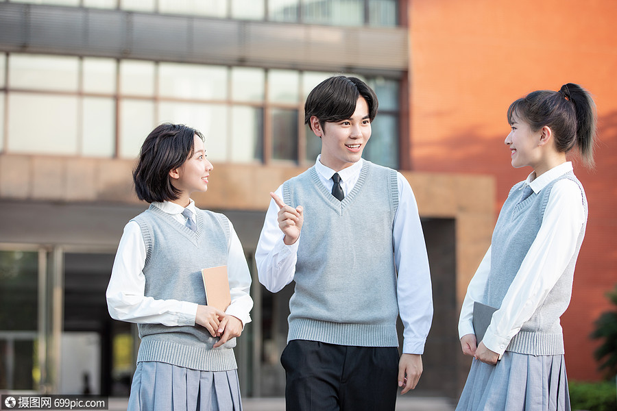 高中生在校园里开心交谈聊天中国人