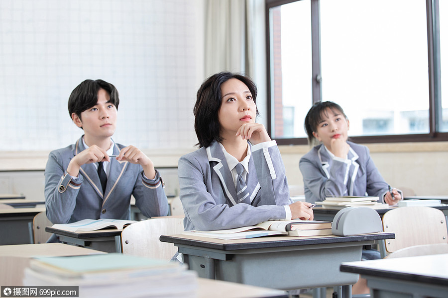 高中生课堂上认真听课