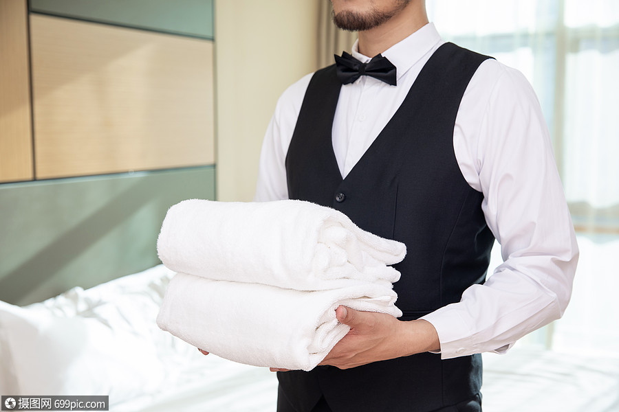 酒店男性服务员管家手托毛巾