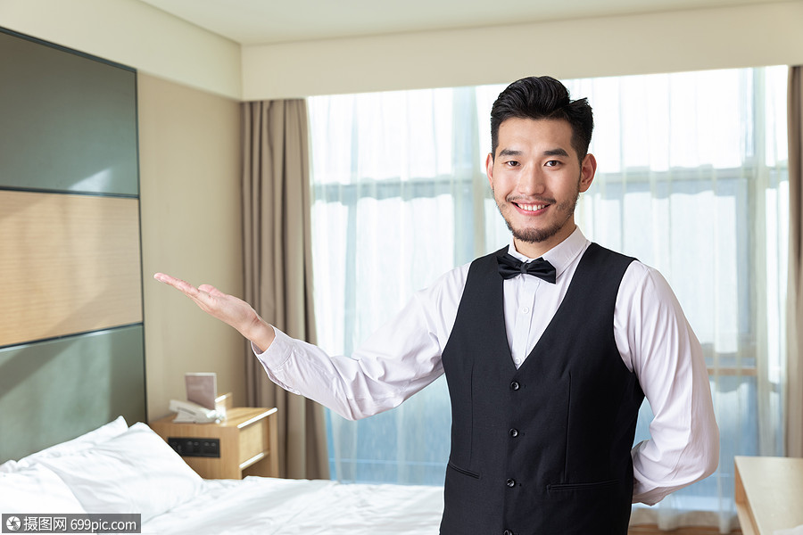 酒店男性服务员管家服务形象