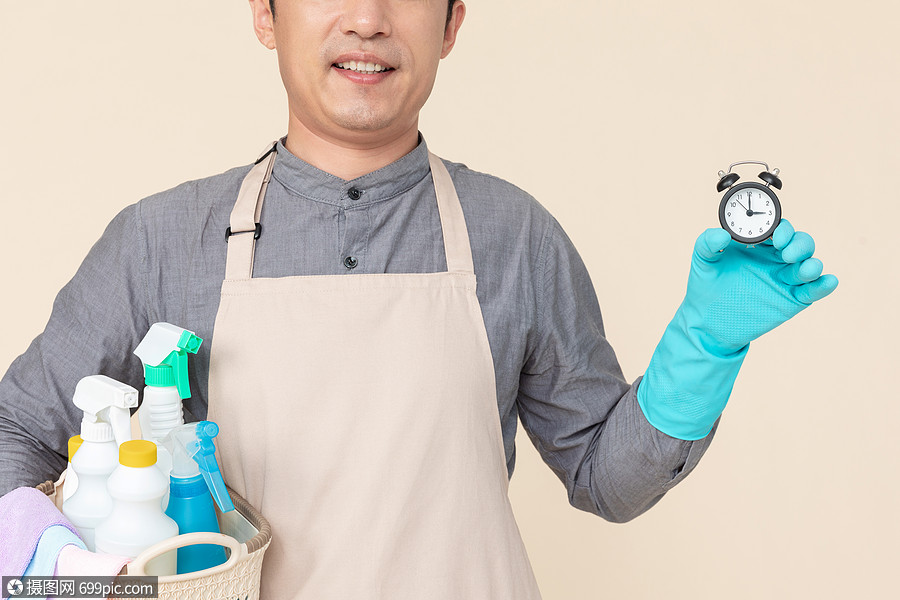 男性家政保洁手拿时钟