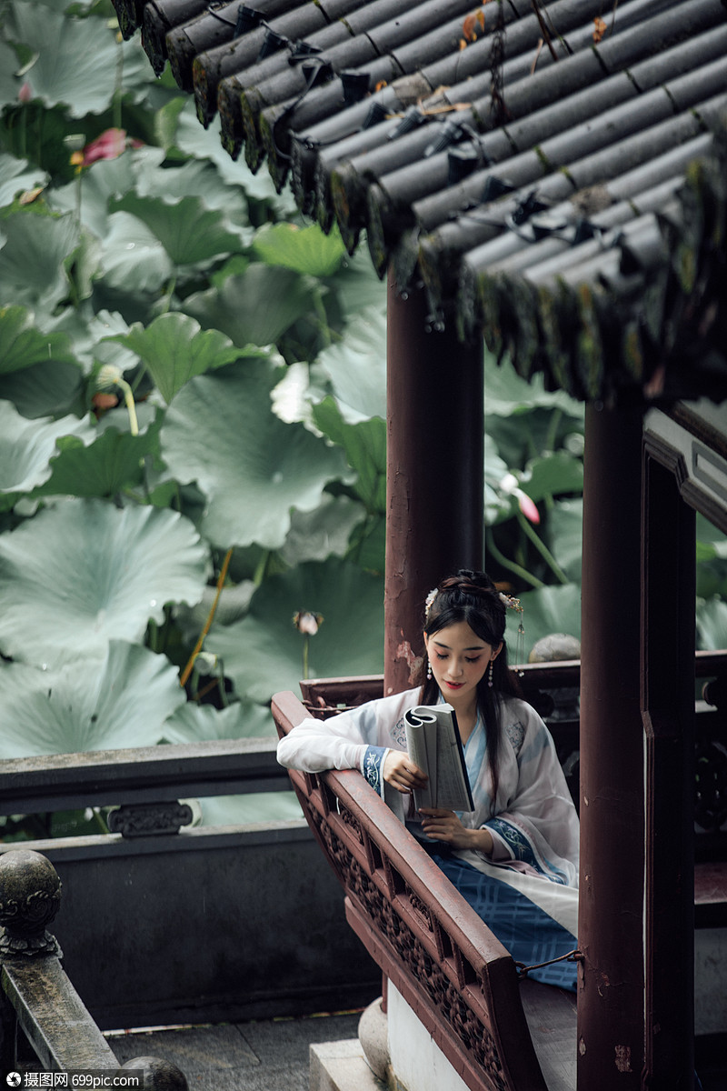 中国风古风汉服美女坐在亭子里看书