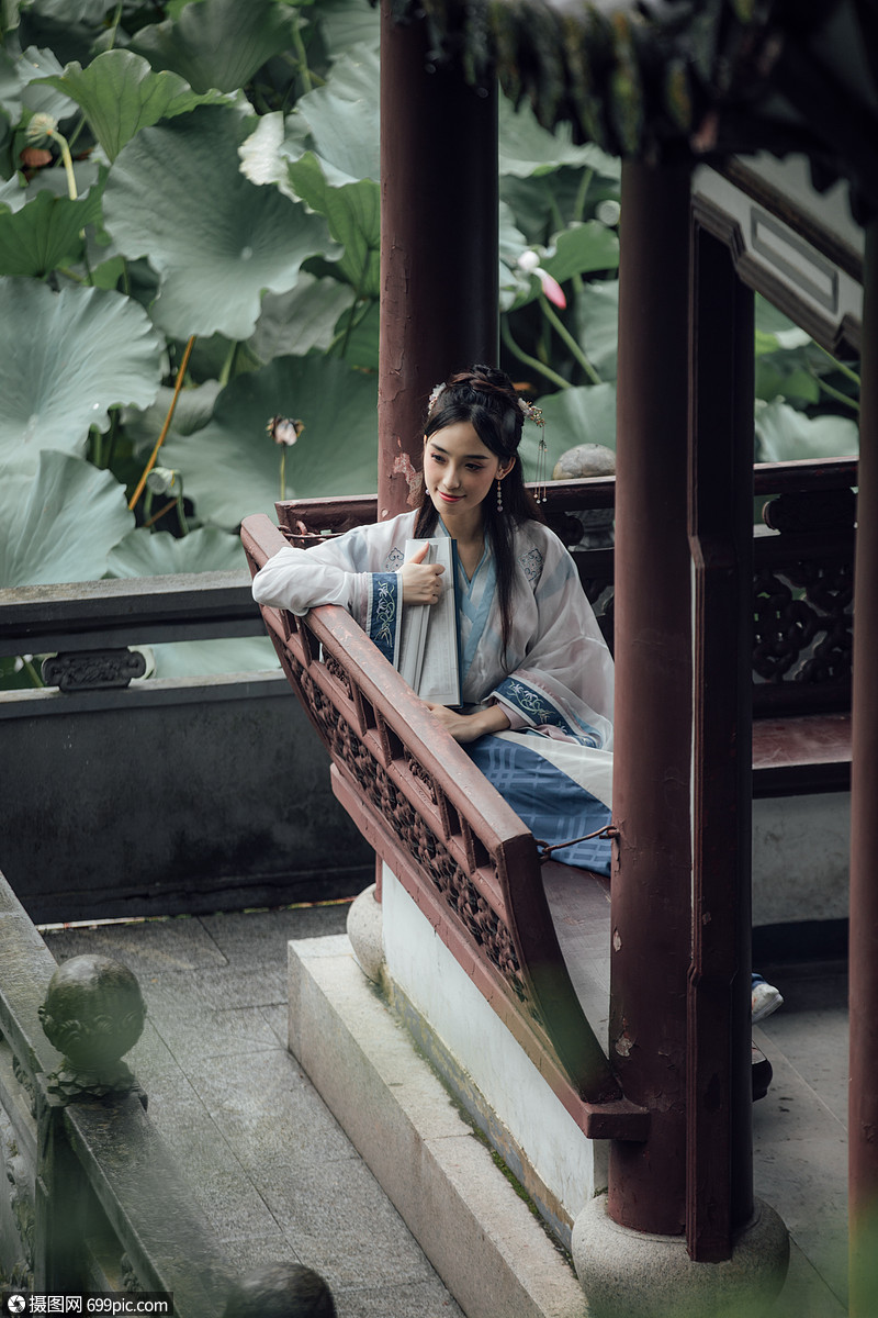 中国风古风汉服美女坐在亭子里看书