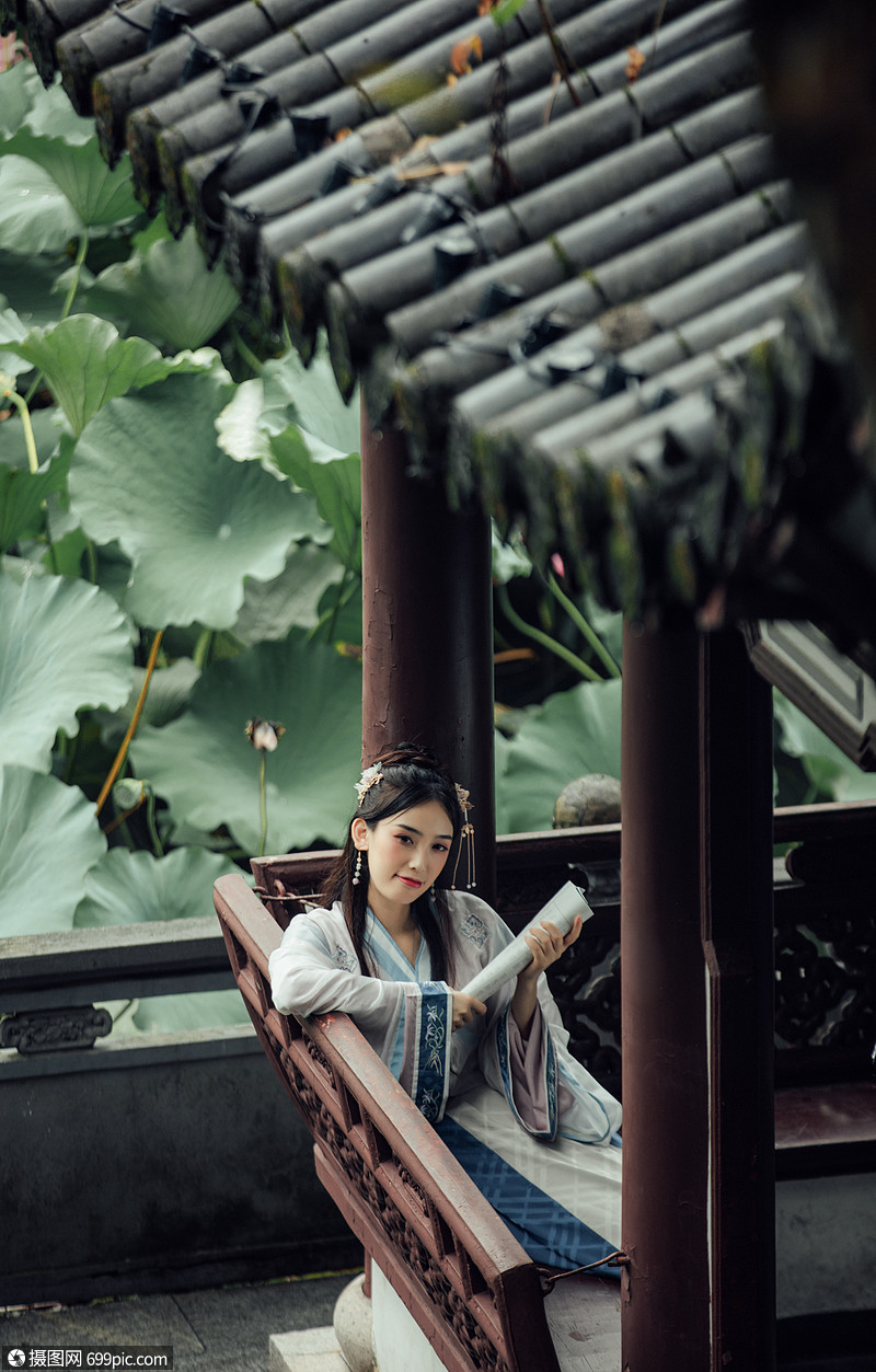 中国风古风汉服美女坐在亭子里看书自然人物
