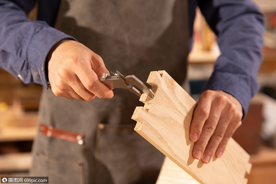 木匠男性工人测量木料匠人匠心