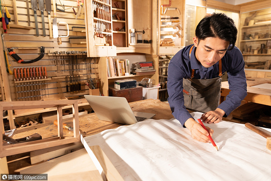 木匠男性工人设计画图纸