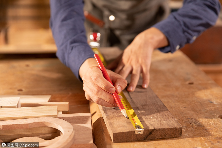 木匠男性工人测量木料木工手艺