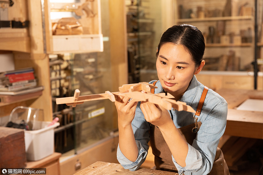 木匠美女工人制作木块模具工匠模特