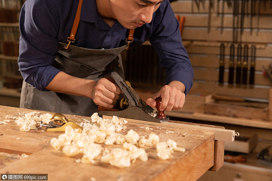 工匠用刨子削木头