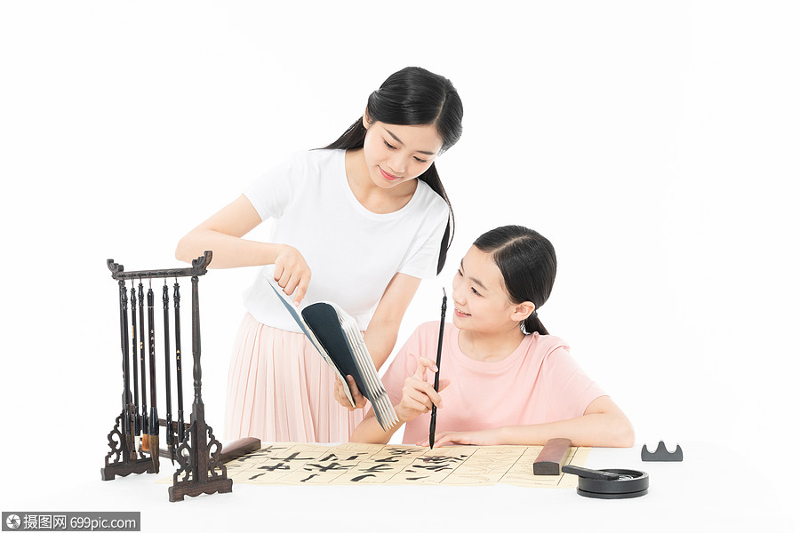 老师教青少年学生写书法毛笔字