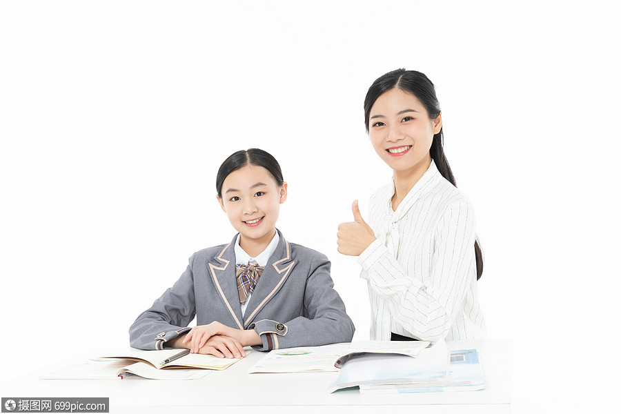 教师辅导青少年学生写作业