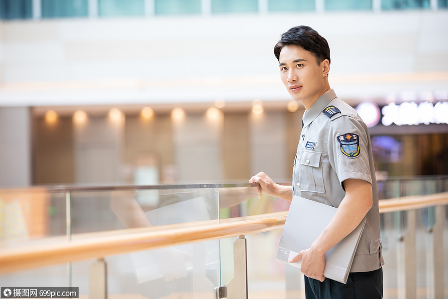 保安在商场里巡逻物业黄种人