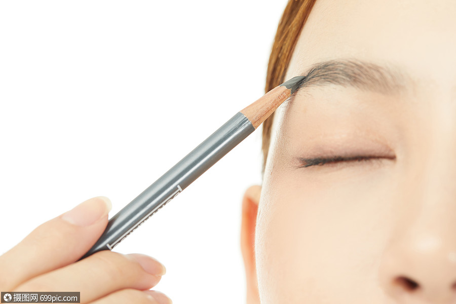 女性使用眉笔画眉形裸装美容