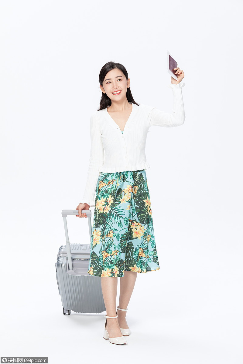 青年美女拖行李箱旅游出行