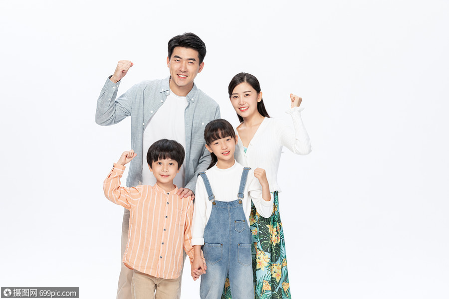 一家四口亲密幸福相伴加油