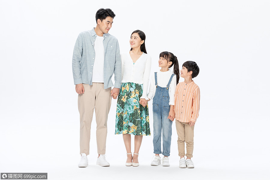 一家四口亲密幸福相伴小男孩儿童节