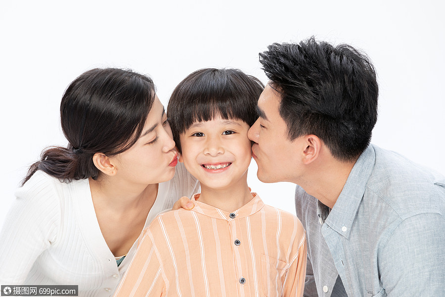 爸爸妈妈亲吻儿子温馨幸福