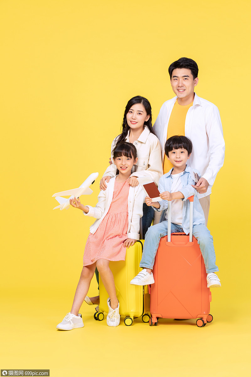 一家四口周末出行郊游小男孩男孩