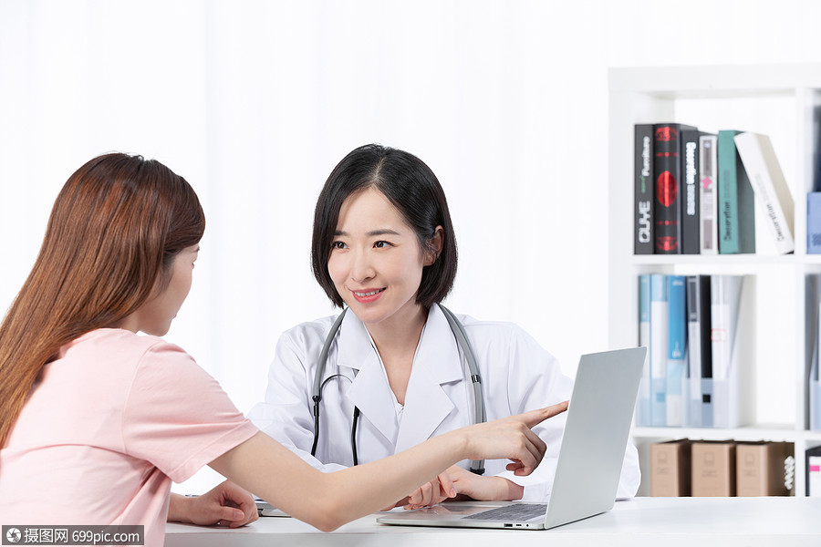 医生门诊室为女性患者问诊