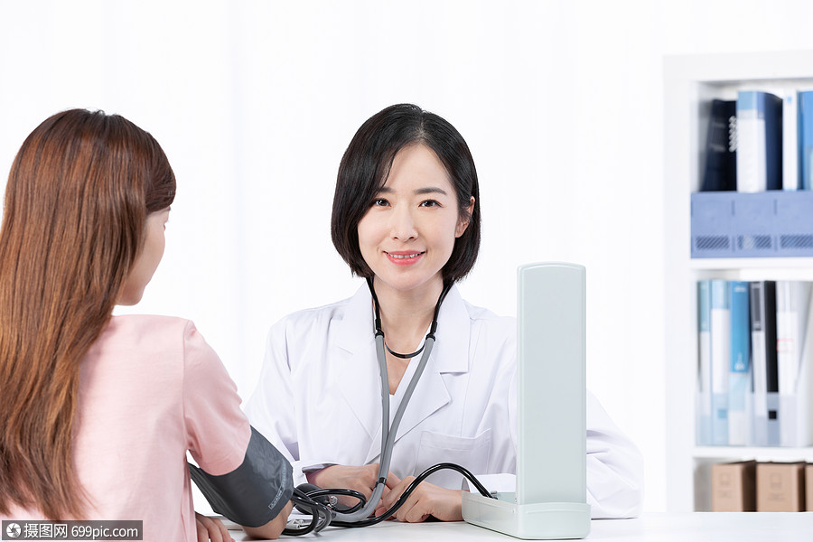 医生为女患者测量血压体检看病