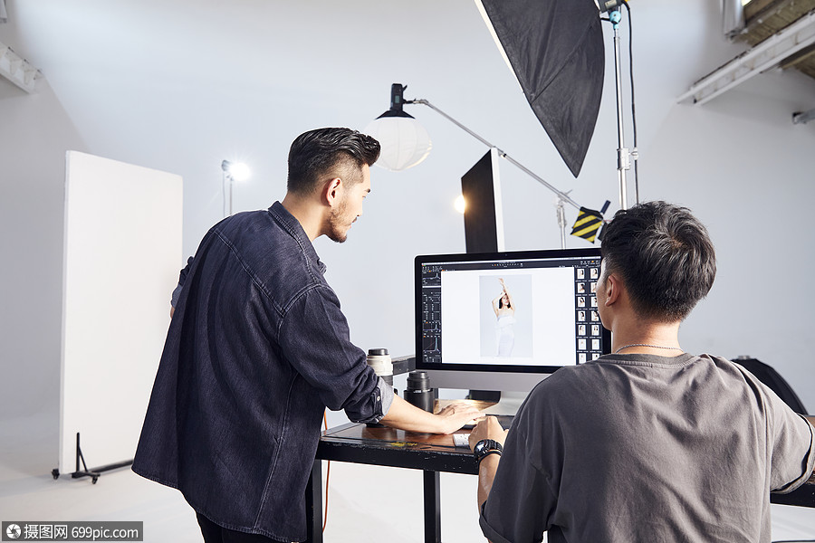 摄影师和助理沟通拍摄画面