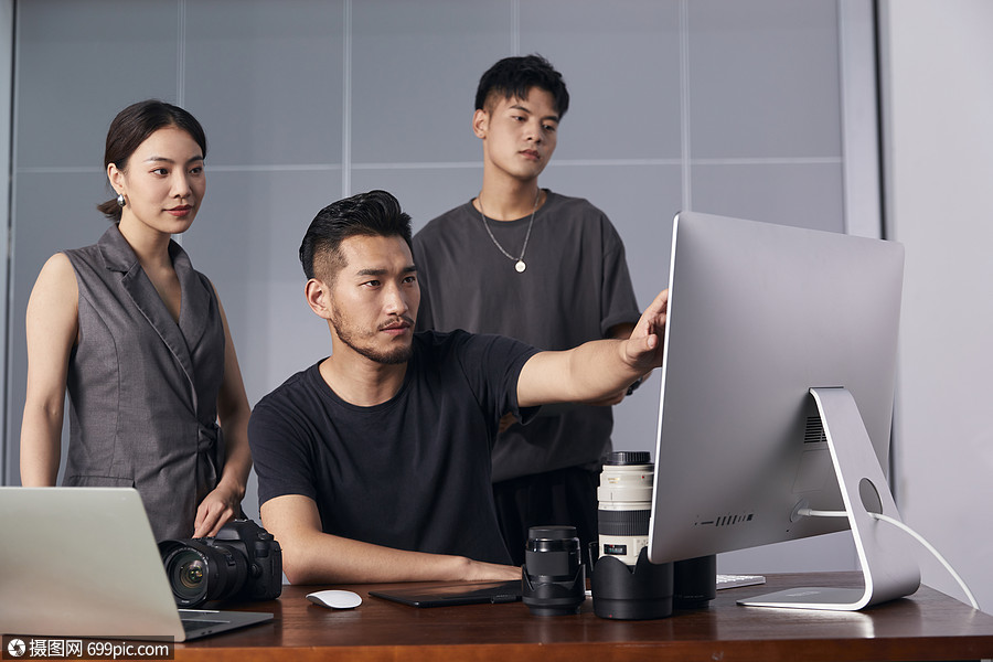摄影团队工作互相沟通摄影师中国人