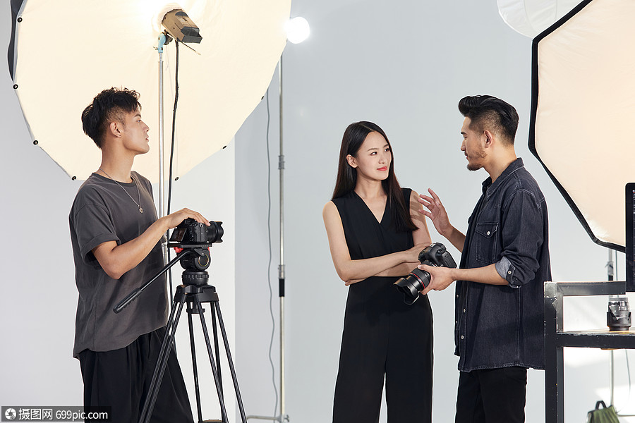 摄影团队工作相互沟通摄影助理亚洲人