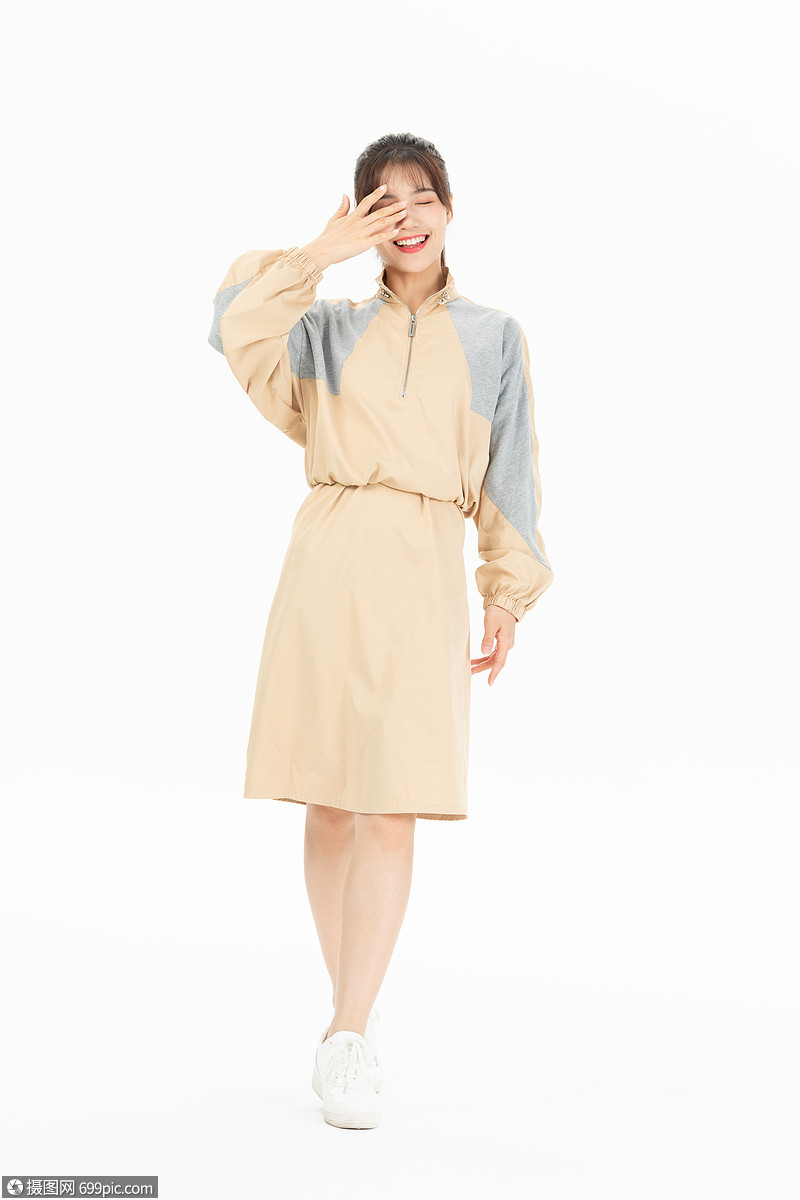 穿休闲服饰的女青年
