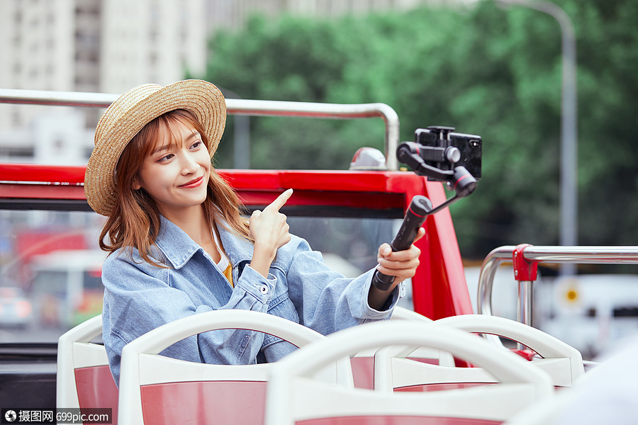 旅游博主直播城市旅行国庆节女孩