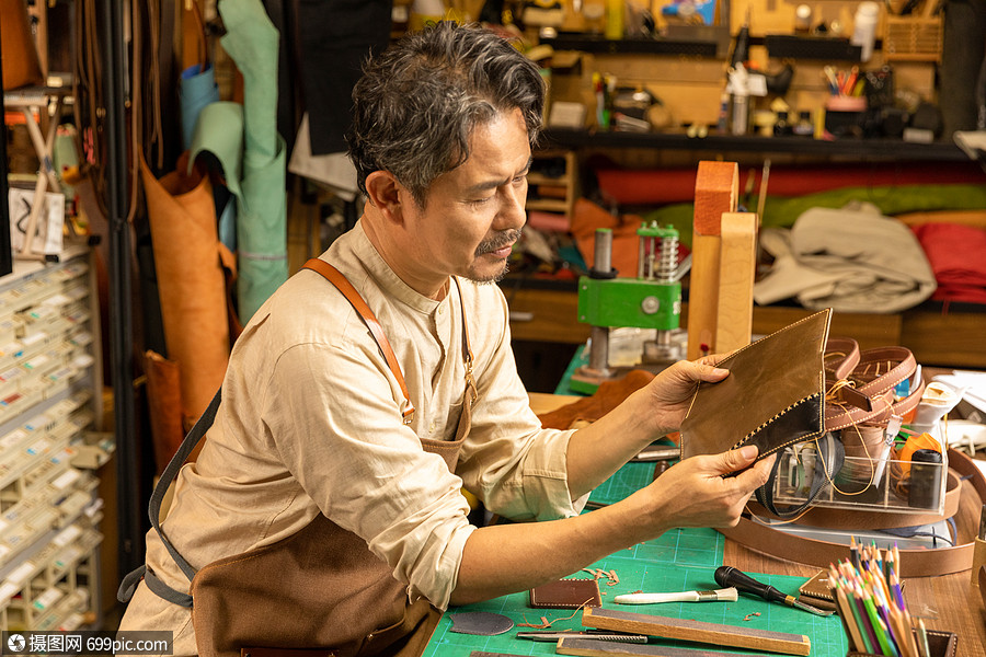 中年男性皮匠手工定做钱夹