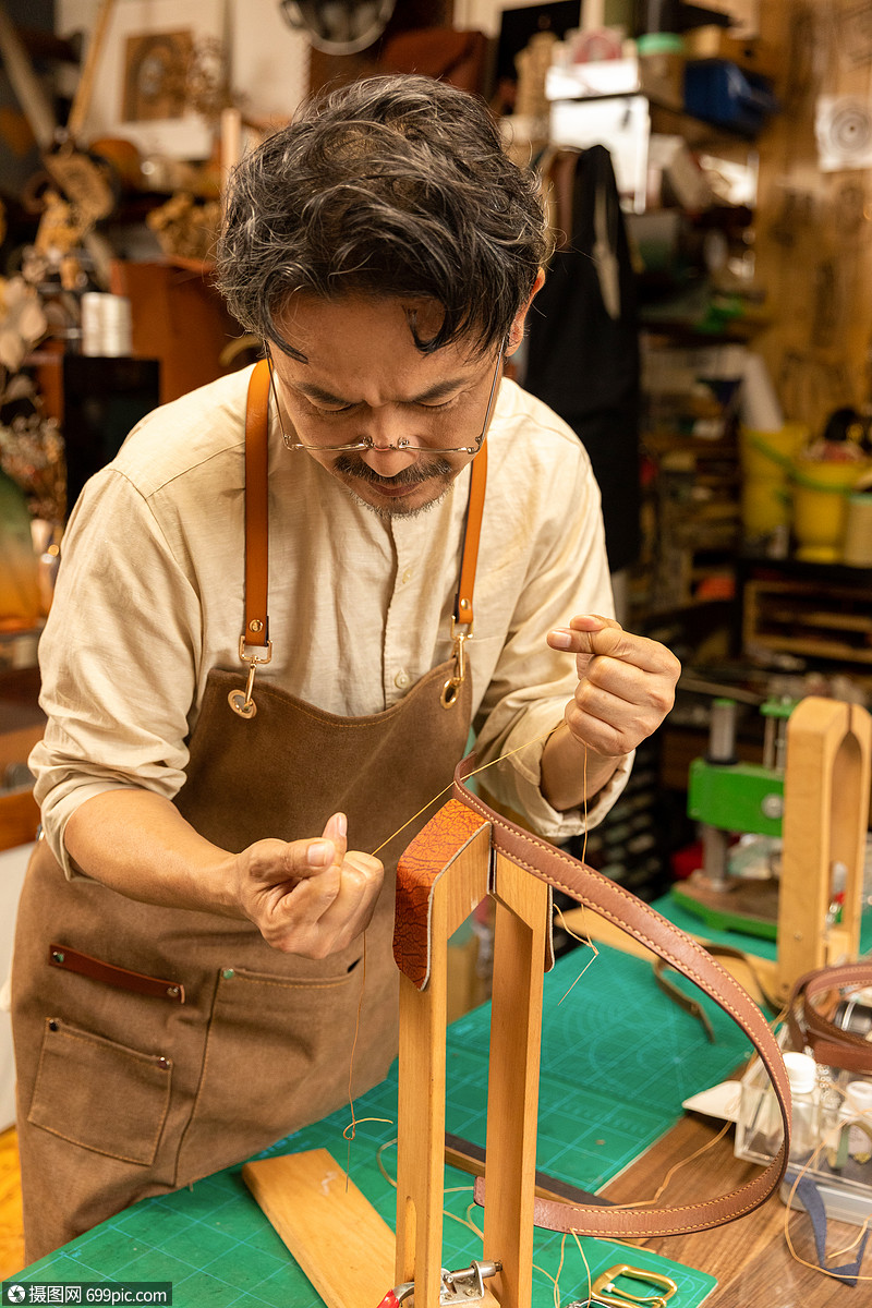 中年男性皮匠手工定做皮带