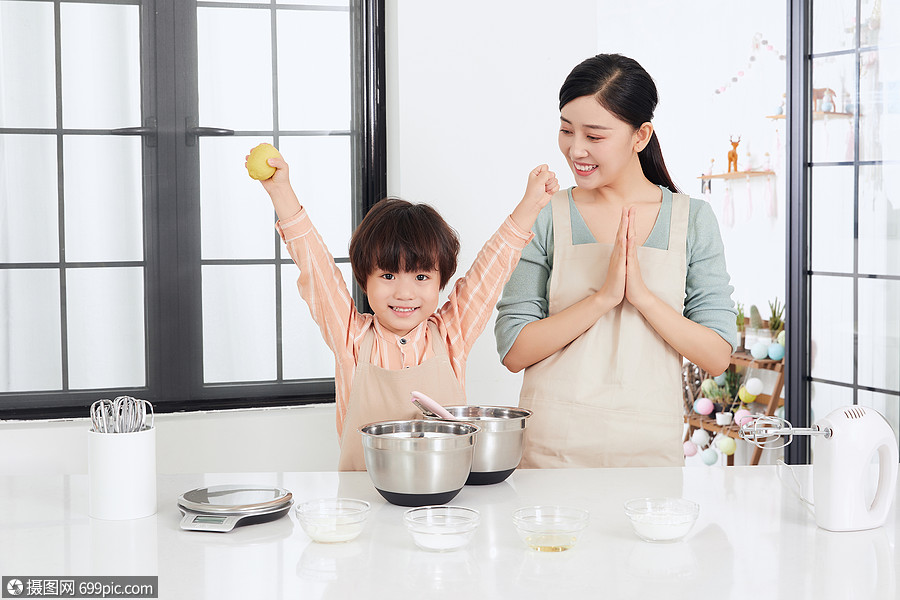 母子烘培和面粉制作蛋糕亲子厨房
