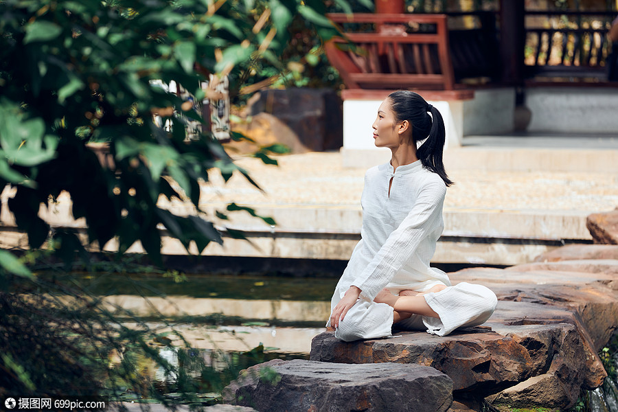 回头观望的禅意女性