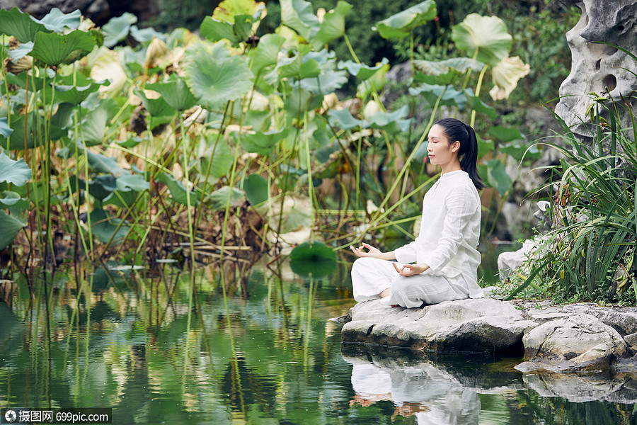 禅意瑜伽女性运动深呼吸的
