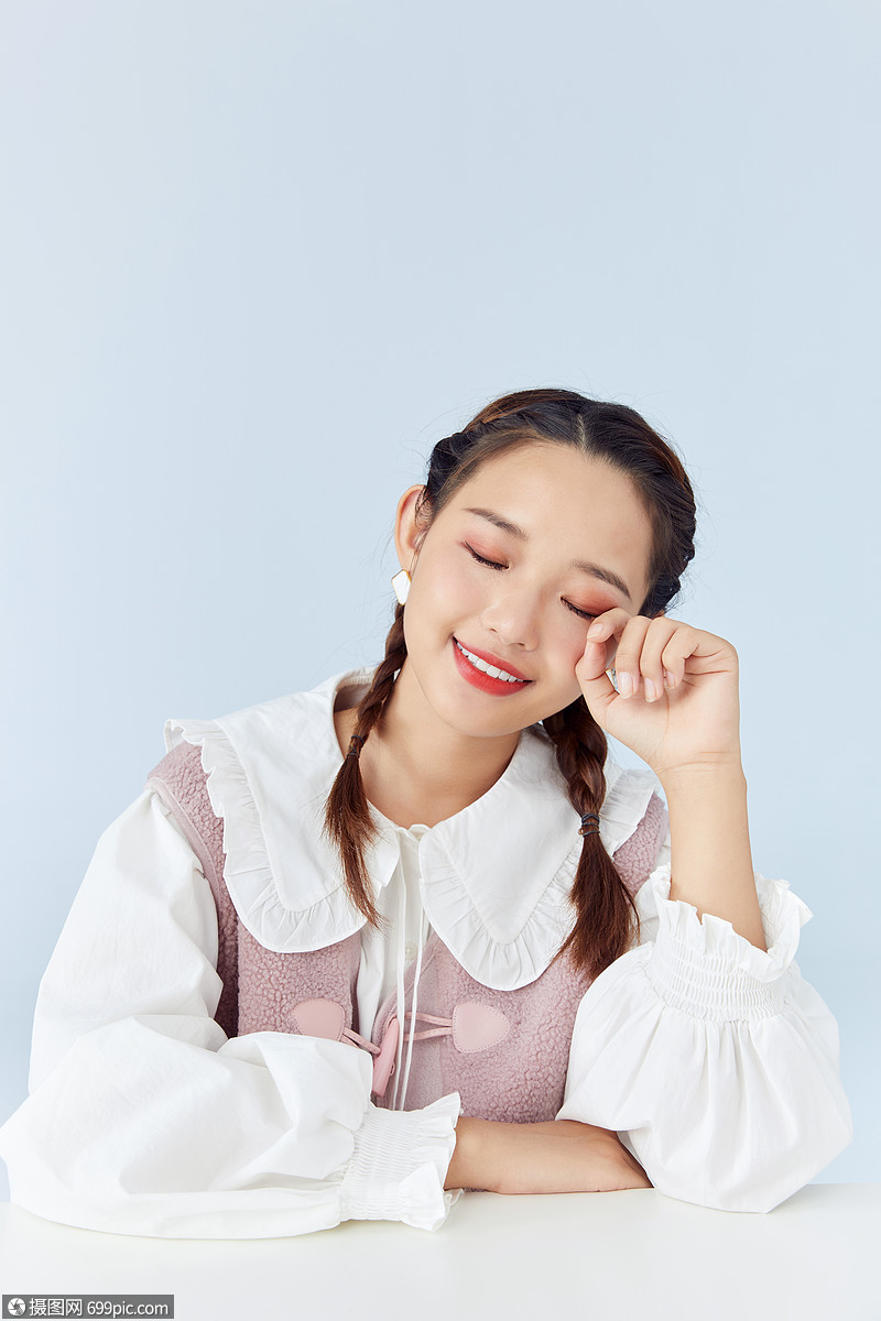 年轻美女创意摆拍女性人像