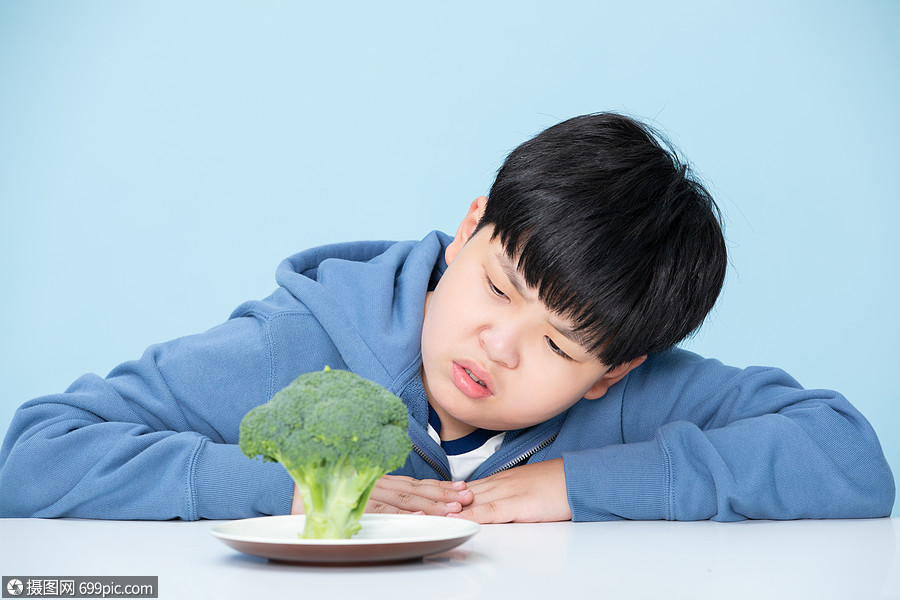 不喜欢吃花菜挑食的小男孩