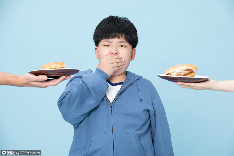 拒绝吃汉堡的男孩减肥的小孩捂嘴