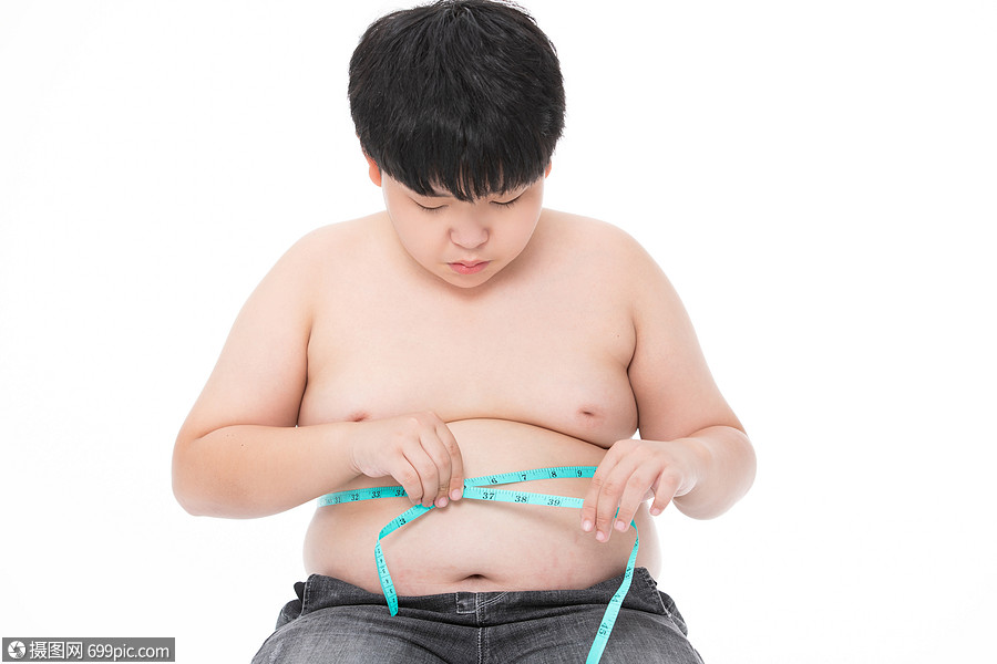 男孩用软尺测量腰围肥胖亚洲人难过