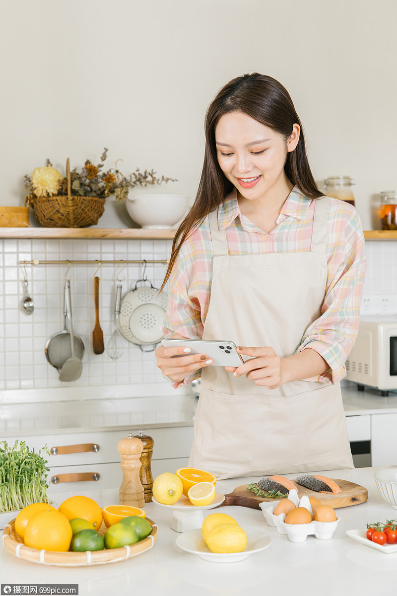 居家美女厨房菜品拍照下厨中国人