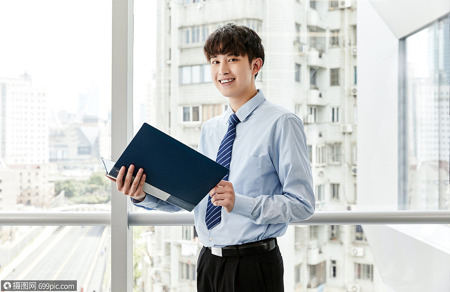 都市商务男性看方案商务人士职业经理人