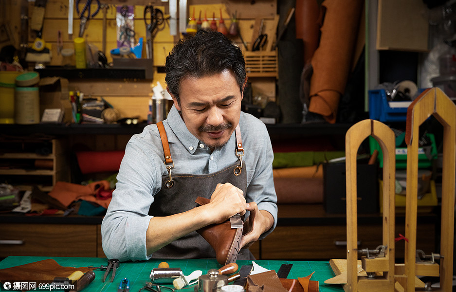 男性皮匠保养护理皮鞋亚洲人人像