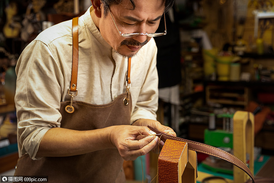 男性工匠手工制作皮带