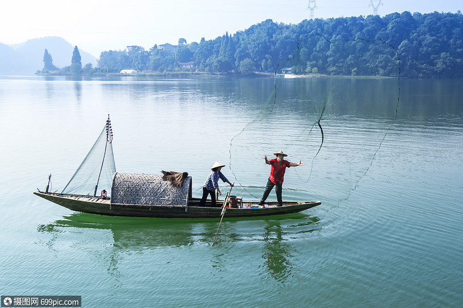 新安江捕鱼的渔民渔业打渔