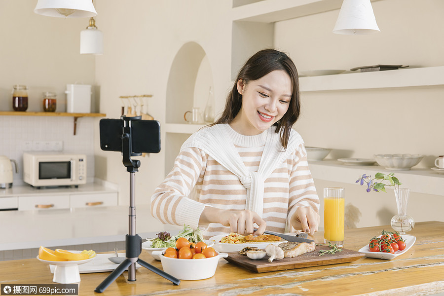 直播分享美食的美食博主美女家庭生活