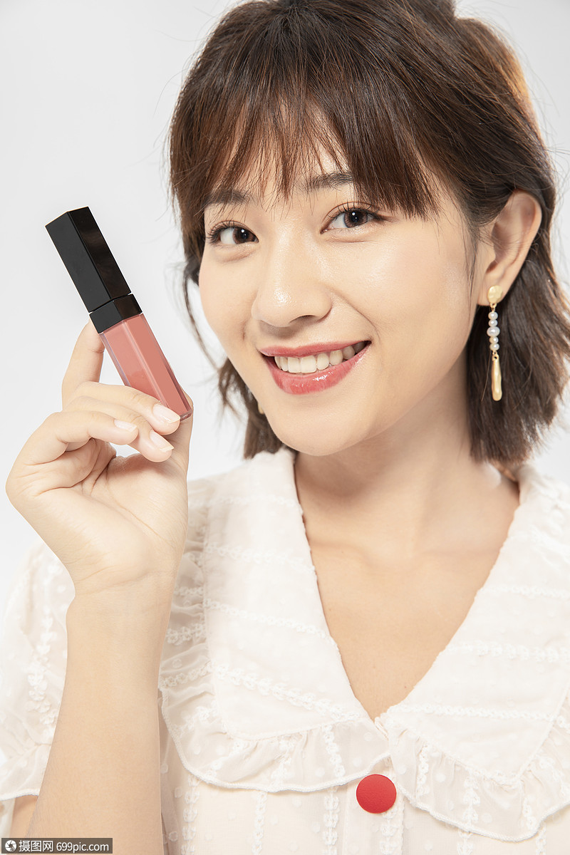 时尚美女手拿口红展示化妆彩妆