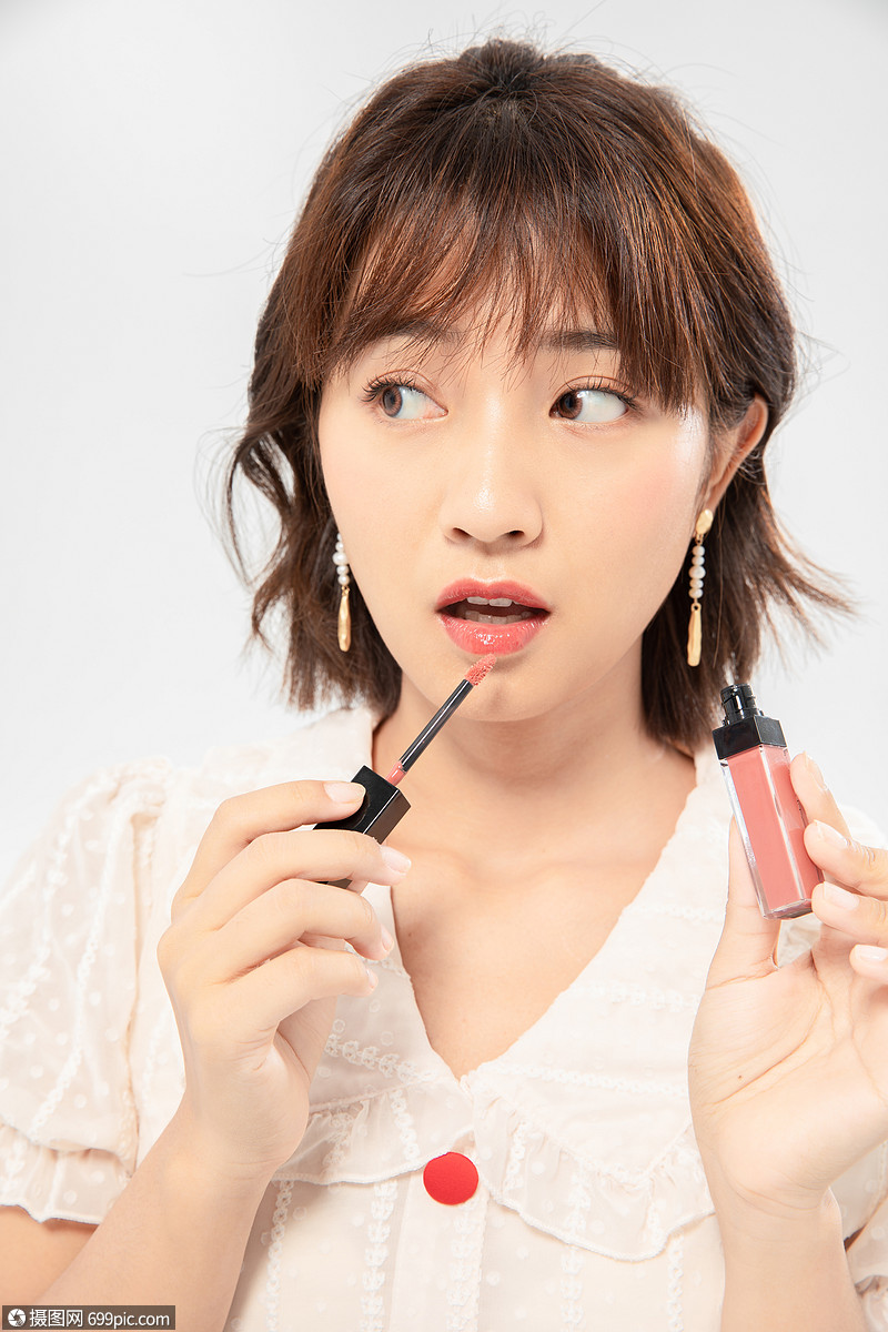 时尚美女手拿口红展示美妆女性