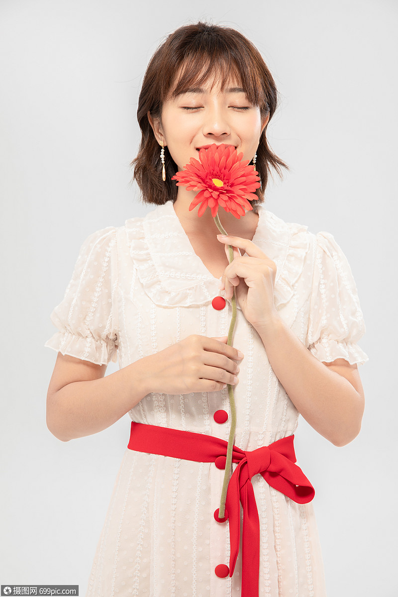 年轻美女手拿鲜花漂亮模特